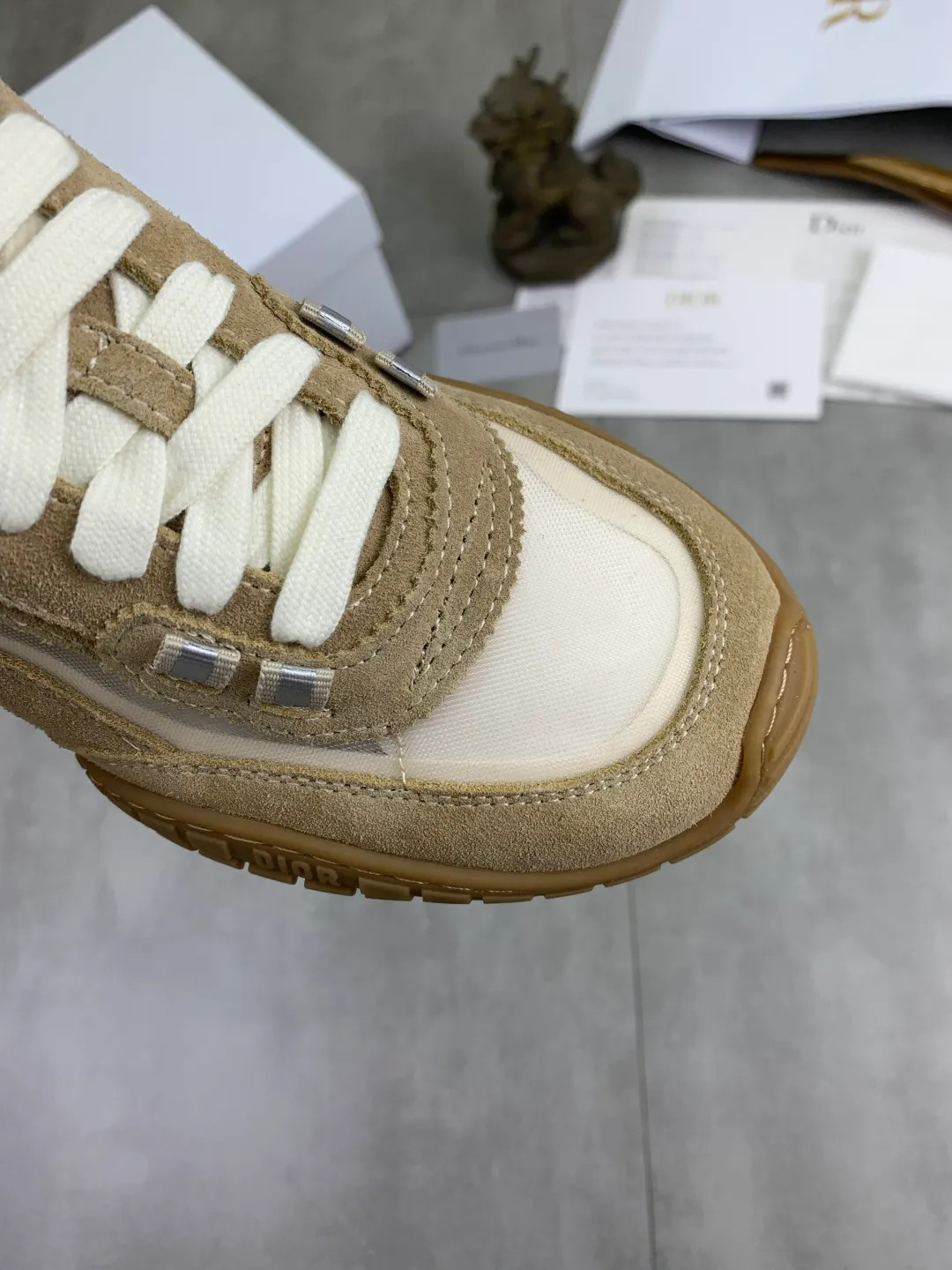 Men's men's shoes P520 new Dior Tech sneakers 2026 early spring series new products, with fashionable details, highlighting retro aesthetics. The light beige anti-suede cow leather upper is spliced ​​with apricot transparent mesh fabric on the side. The upper window edge is adhered with high-frequency flat ironing and back-pressure. It replicates the original craftsmanship, making it beautiful and comfortable without falling off. The interior is made of sheep lining of the same color, which is soft and comfortable. The heel and tongue are embellished with the Paris logo. The textured TPU soles with the same color logo. The high-end version is exquisitely packaged, adding a high-end style.  Code number: 35-46